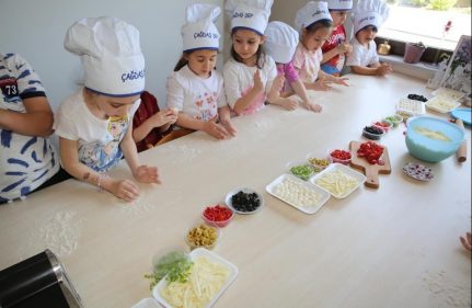 MİNİK ELLERDEN PİZZA YAPIMI