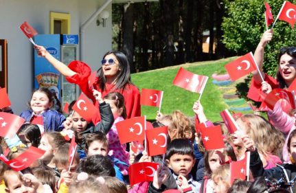 23 NİSAN NEŞE DOLUYOR İNSAN