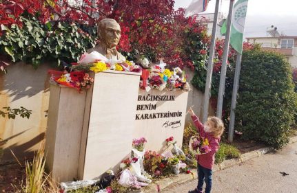 Dünyanın çağdaş, en büyük kişilerinden biri, Mustafa Kemal Atatürk !