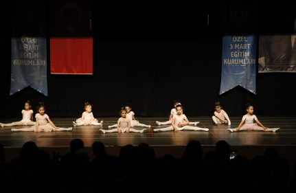 MİNİK BALERİNLER SAHNEDE