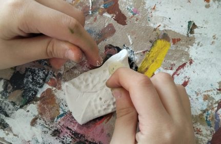 HAYALİN ŞEKİL ALDIĞI ELLER: SERAMİK ATÖLYESİ