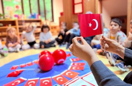 İKİNCİ DÖNEM BAYRAK SEVGİSİ ETKİNLİKLERİYLE BAŞLADI