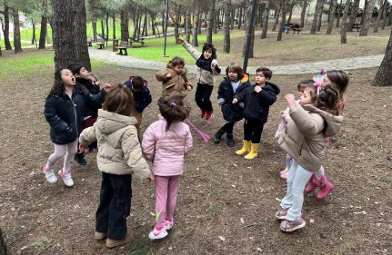 KOŞ, OYNA, KEŞFET: AÇIK ALANLARDA ÖZGÜR ÖĞRENME YOLCULUĞU